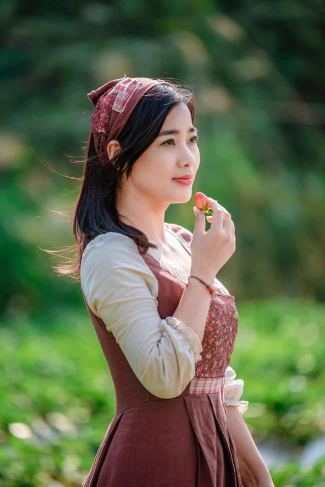 Match the beauty of the countryside girl, the road to the flower area: amp;#34;the older the ginger, the hotteramp;#34;, there are people like Hoang Thuy Linh - 5