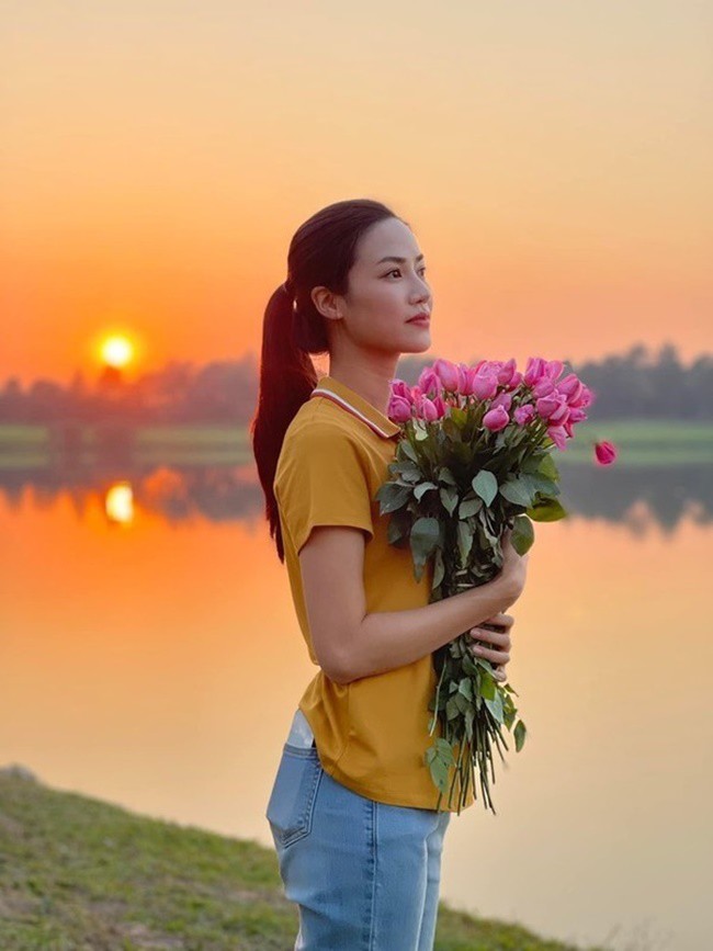 Match the beauty of the village girl, the road to the flower area: amp;#34;The older the ginger, the hotteramp;#34;, there are people like Hoang Thuy Linh - 8
