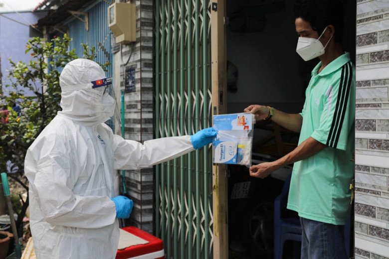 Nhân viên y tế phường Linh Tây (TP Thủ Đức) phát thuốc cho F0 điều trị tại nhà. Ảnh: VNexpress.net