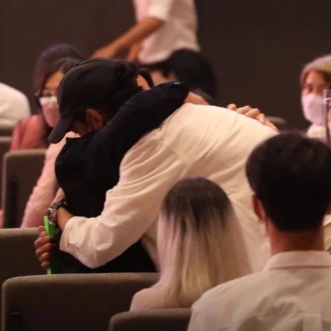 The saddest picture of Tangmo's funeral: Ex-husband and new husband hugging each other and crying - 4