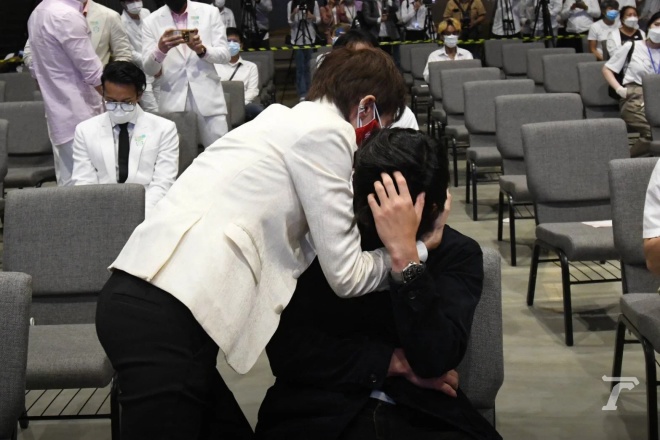 The saddest picture of Tangmo's funeral: Ex-husband and new husband hugging each other and crying - 5