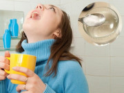 Sức khỏe - Thực hư ngậm, uống rượu để diệt virus ở hầu họng? BS bày cách phòng COVID-19 rẻ và tốt hơn