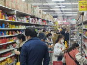 Tiêu dùng - Giá gạo, dầu ăn, mì tôm đồng loạt ăn theo giá xăng, người tiêu dùng choáng váng