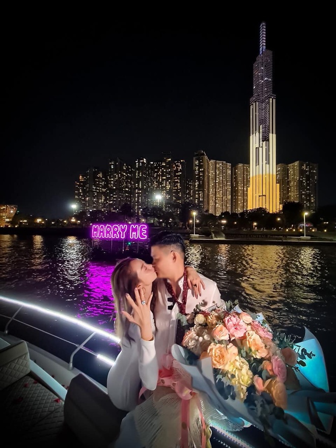 Minh Hang shows off his proposal ring & #34;crisisamp;#34;, for the first time posting a photo of his girlfriend's lips locked over 10 years - 1
