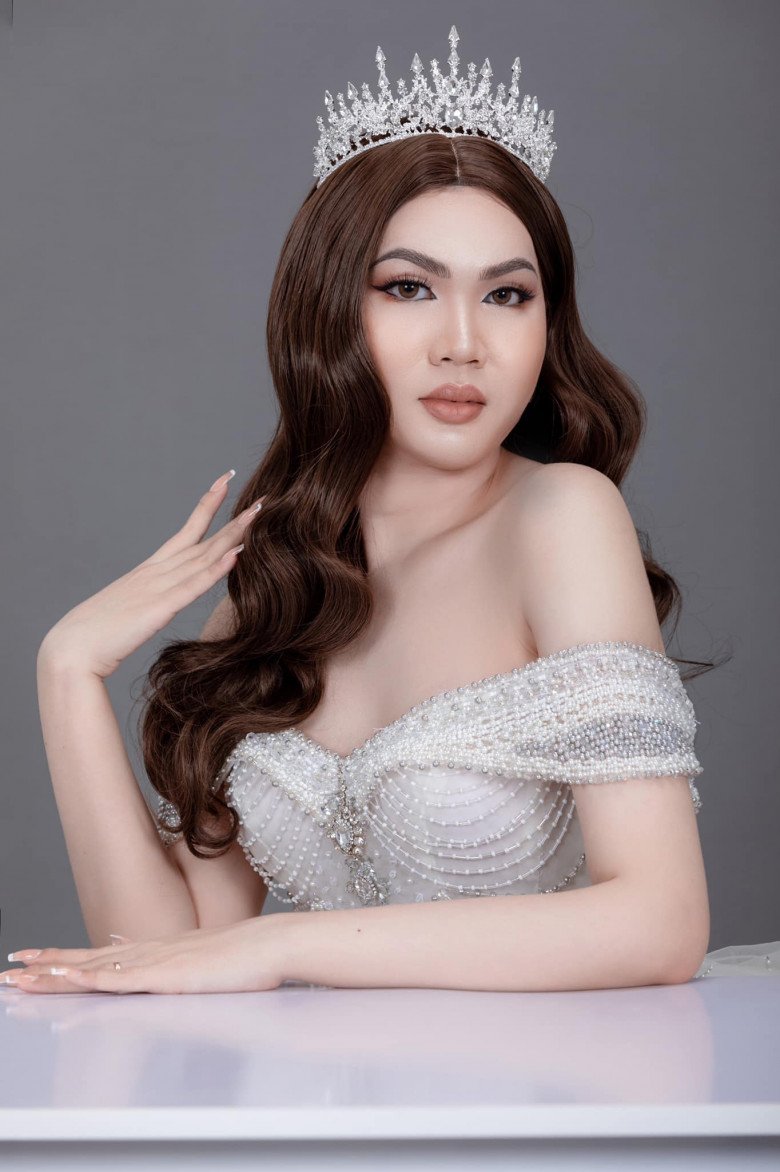 A transgender Miss Universe contestant appears, her body index is better than Huong Giang - 4