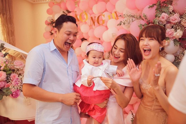 Haven't given birth yet, but Minh Hang is praised for being a good mother for taking care of her granddaughter - 9