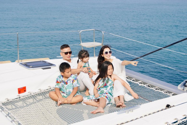 Jennifer's family goes on a luxury cruise, 2 daughters overwhelm her mother - 1