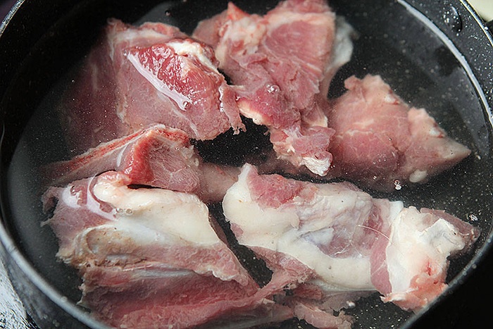 Don't cook the bone stew right away, remember these 3 tips, thick white broth, fragrant - 1