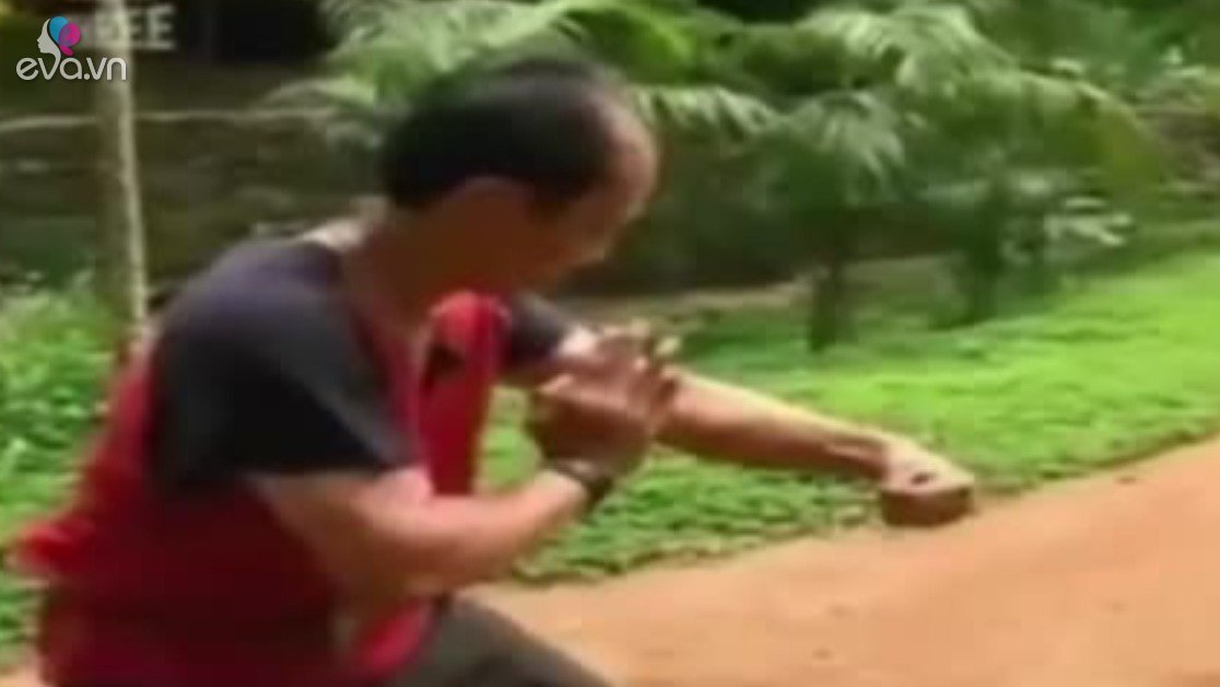 Slashing himself in the hand, the illusion of the strength of the martial artist received a bitter end