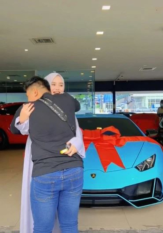 Worried that her husband will be sleep deprived due to taking care of children, pregnant wife gives her husband a super car 11 billion - 2