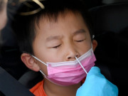 Sức khỏe - Bác sĩ Trương Hữu Khanh: Trẻ mắc Omicron, triệu chứng gì mới cần đi bệnh viện?