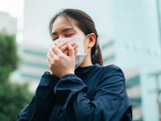 Sức khỏe - Ho nhiều khi mắc COVID-19 có phải do virus tấn công phổi? Dấu hiệu cần đến viện ngay