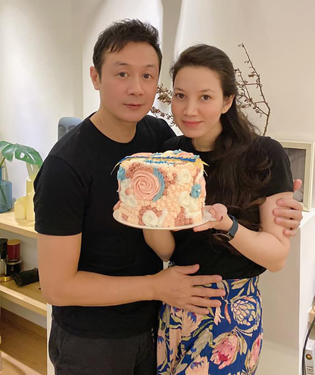MC Anh Tuan VTV U50 happy with his wife 2 14 years younger, 2 handsome Western children - 3