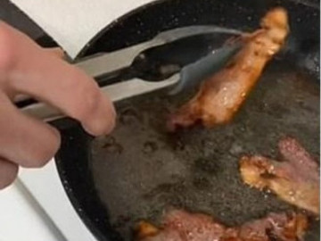                               Clip: Mẹo nhỏ loại bỏ dầu mỡ nấu ăn khỏi chảo trong vài giây 