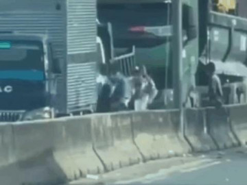 Clip: Va chạm, 3 người đàn ông lao vào đánh nhau như phim hành động