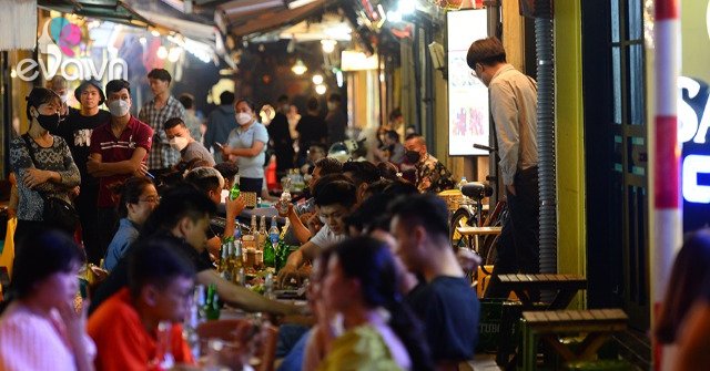 Ta Hien and Hanoi’s string of nightlife streets are bustling again after 9pm