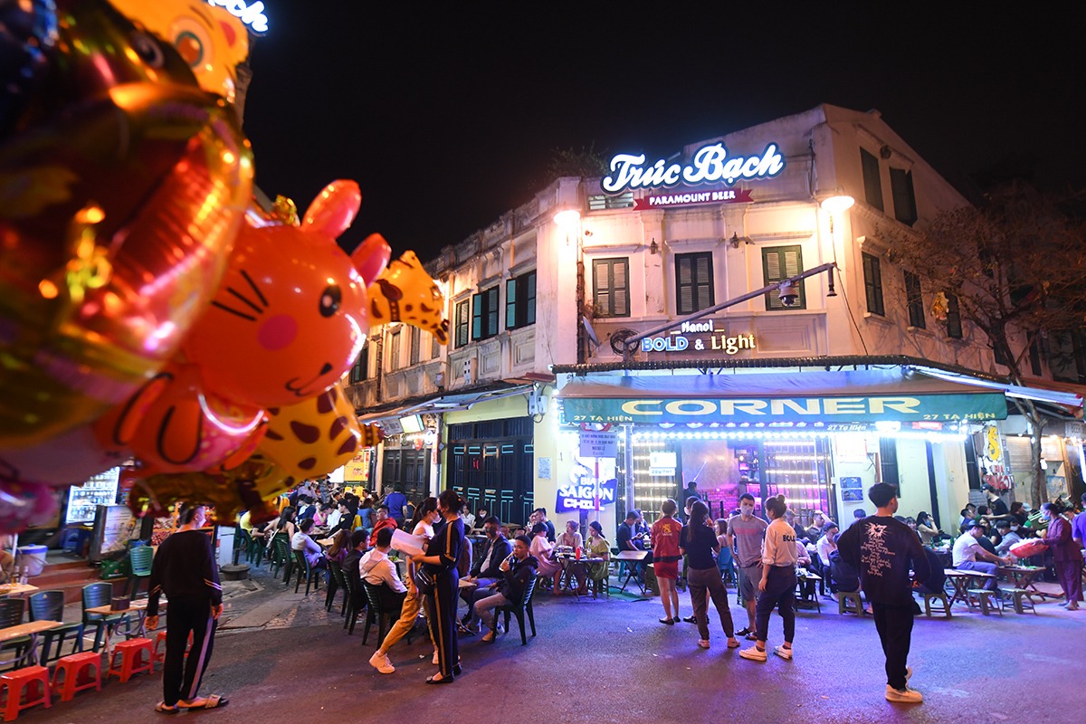 Ta Hien and Hanoi's string of nightlife streets are bustling again after 9pm - 1pm