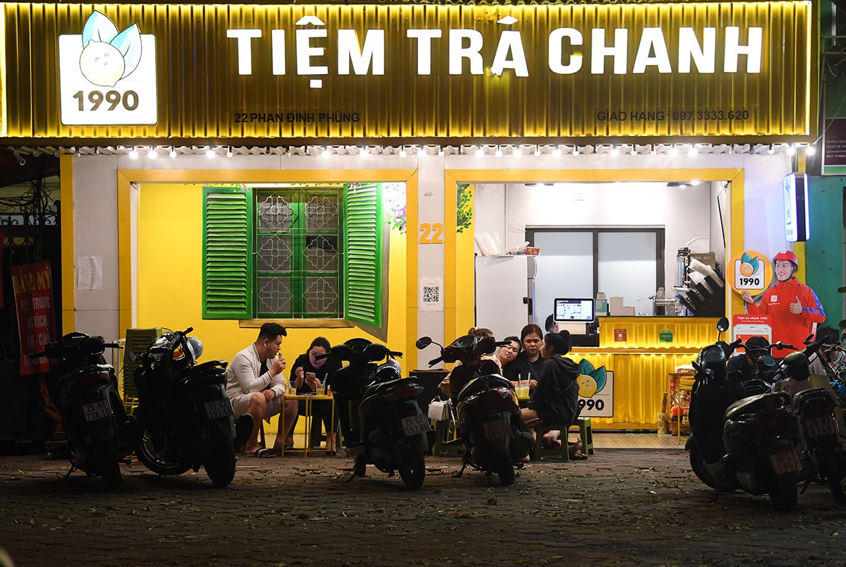Ta Hien and a string of nightlife streets in Hanoi are bustling again after 21:00 - 14:00
