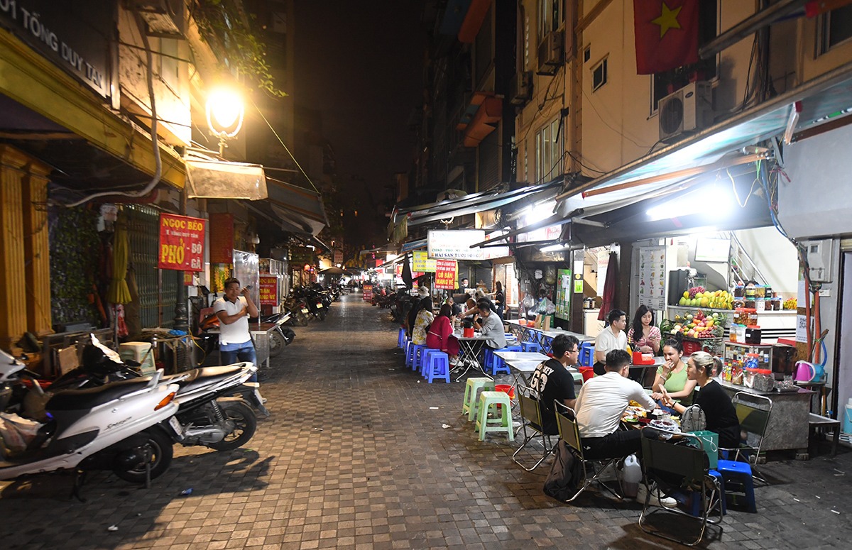 Ta Hien and a string of nightlife streets in Hanoi are bustling again after 21:00 - 19:00