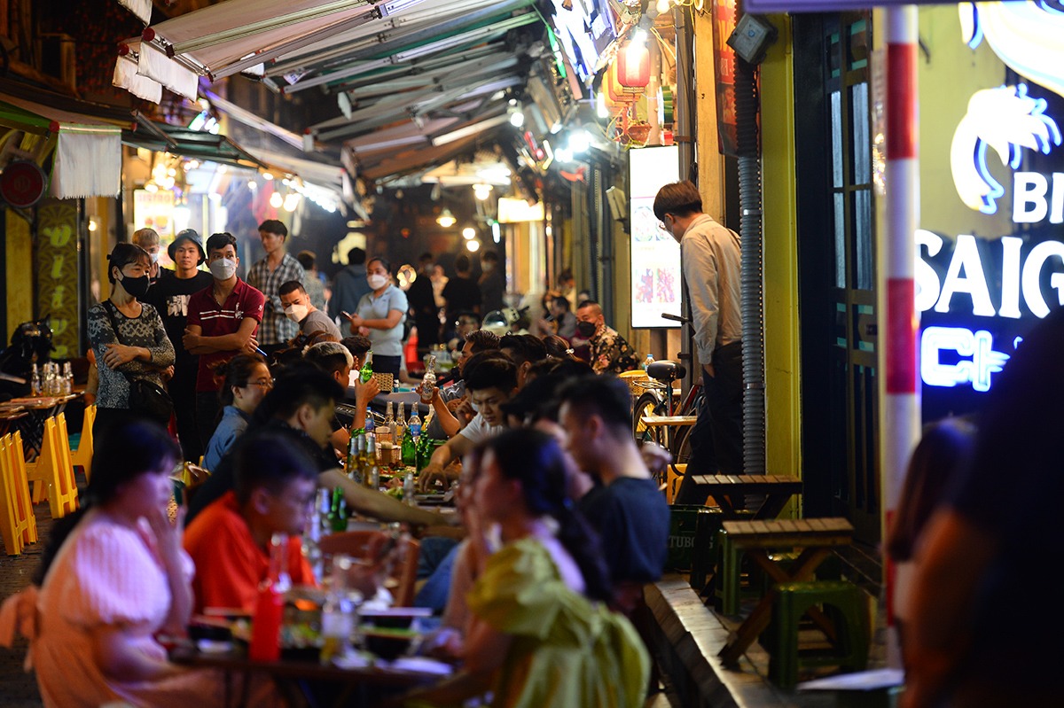 Ta Hien and a string of nightlife streets in Hanoi are bustling again after 21:00 - 15:00