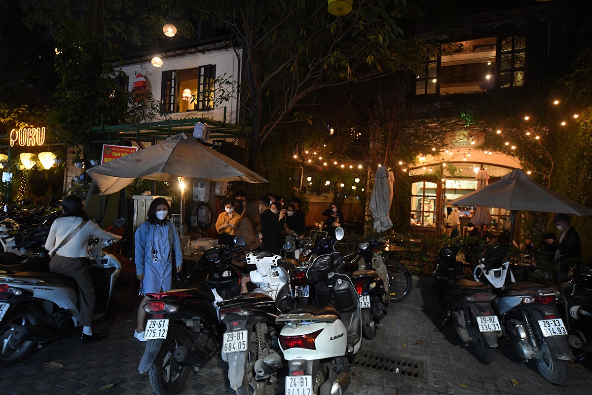 Ta Hien and Hanoi's string of nightlife streets are bustling again after 21:00 - 20:00