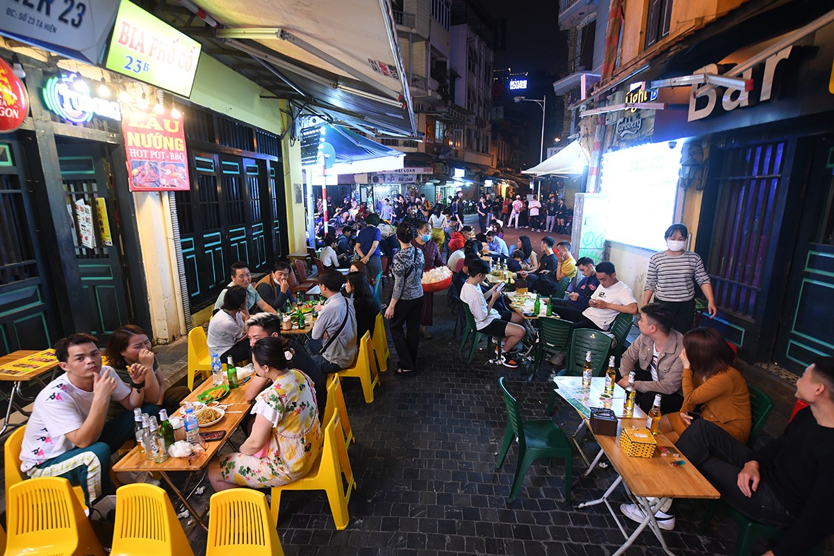 Ta Hien and Hanoi's string of nightlife streets are bustling again after 9pm - 6