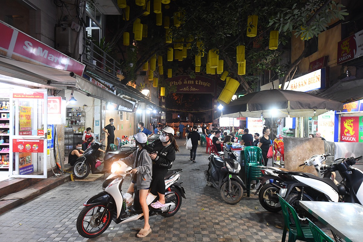 Ta Hien and Hanoi's string of nightlife streets are bustling again after 9pm - 4pm