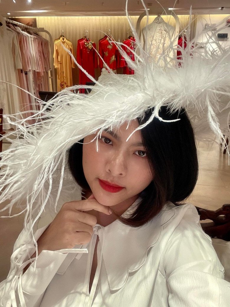 After giving birth to twins with her overseas Vietnamese husband, Van Trang tries ao dai to run the show, expecting amp;#34;fall back amp;#34;  - first