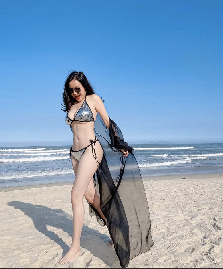 Bà Tưng về nhất sàn diễn bãi biển hè này nhờ sở hữu BST Bikini màu sắc đẹp mê mẩn - 1