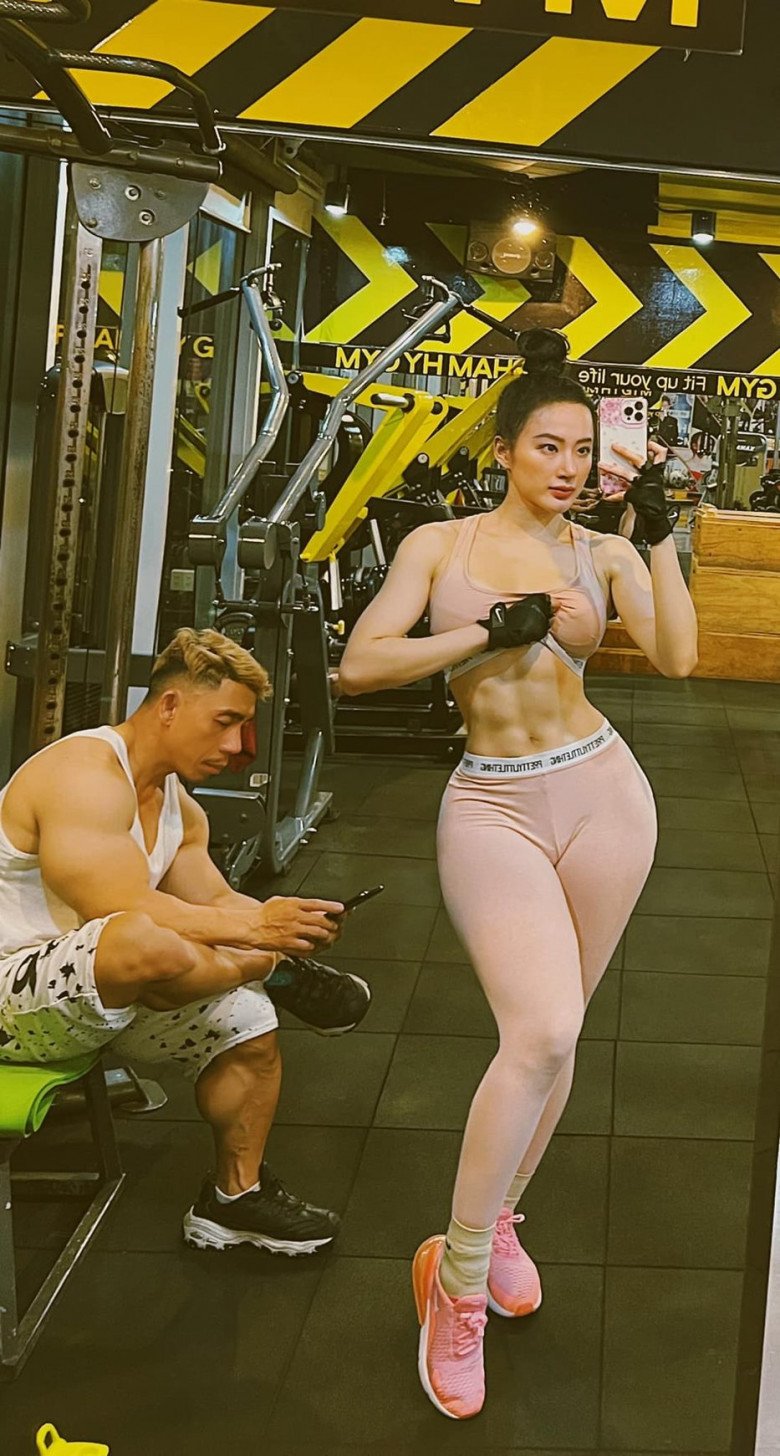 Criticized, Angela Phuong Trinh is getting addicted to showing off her figure, while rocking the trend of dressing like Ngoc Trinh - 6