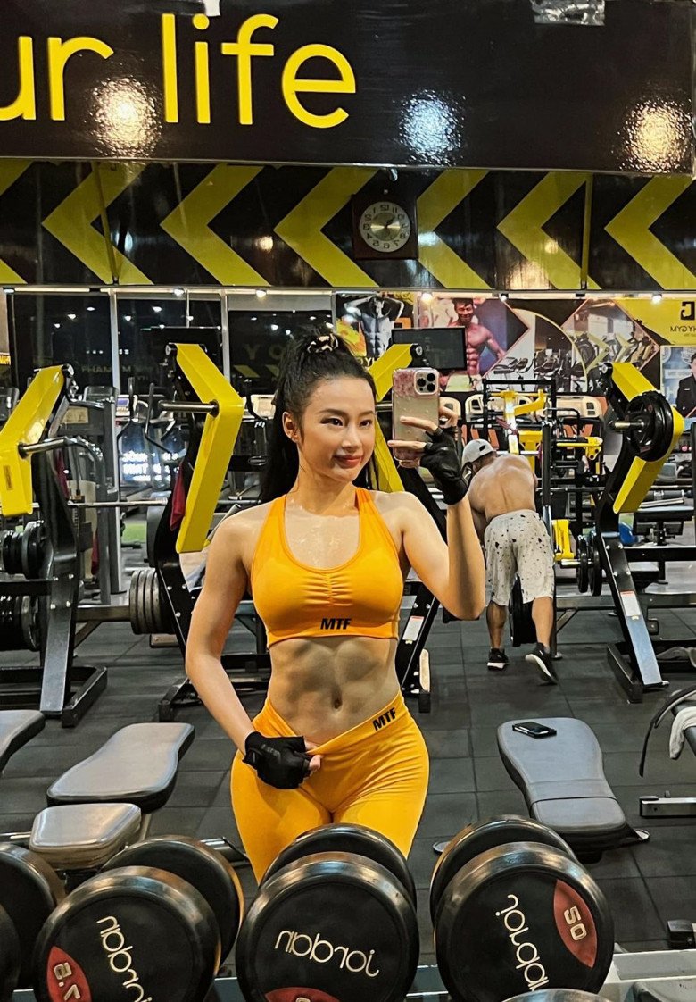 Criticized, Angela Phuong Trinh is getting addicted to showing off her figure, while rocking the trend of dressing like Ngoc Trinh - 4