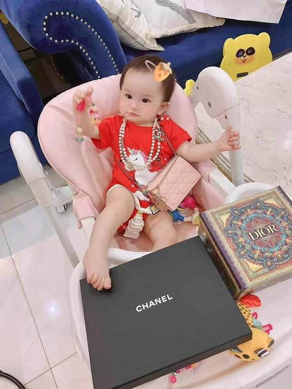 Portrait of Princess Doan Di Bang: 1 year earning tens of billions, wearing all branded clothes, wearing diamond rings - 9