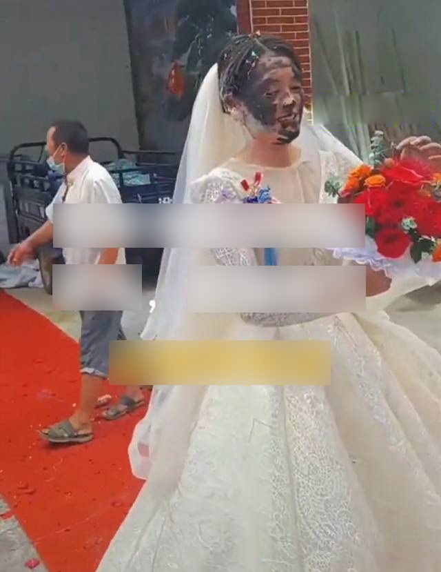 The bride's face is as black as the bottom of a crock because the groom's family makes fun of it, the more surprised the groom's attitude - 2
