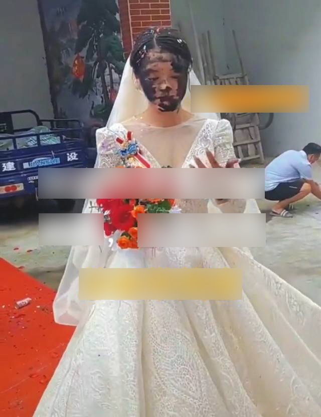 The bride's face is as black as the bottom of a crock because the groom's family makes fun of it, the more surprised the groom's attitude is - 3