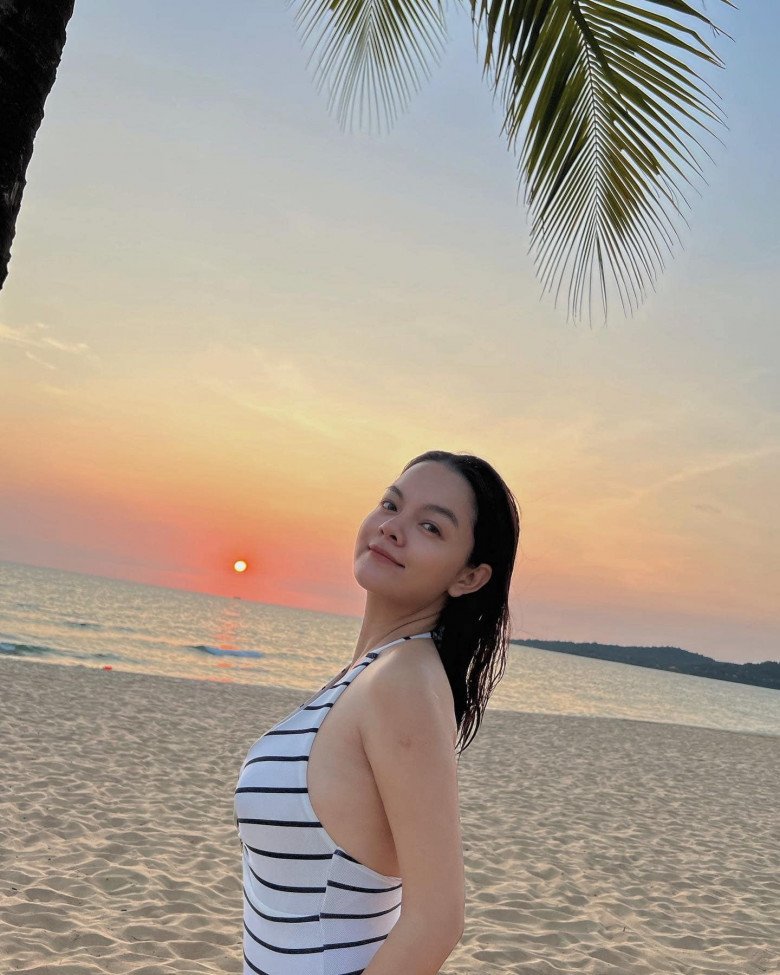 In the midst of the pregnancy scandal, Pham Quynh Anh amp;#34;says amp;#34;  bikini photo release showing off cool skin - 3