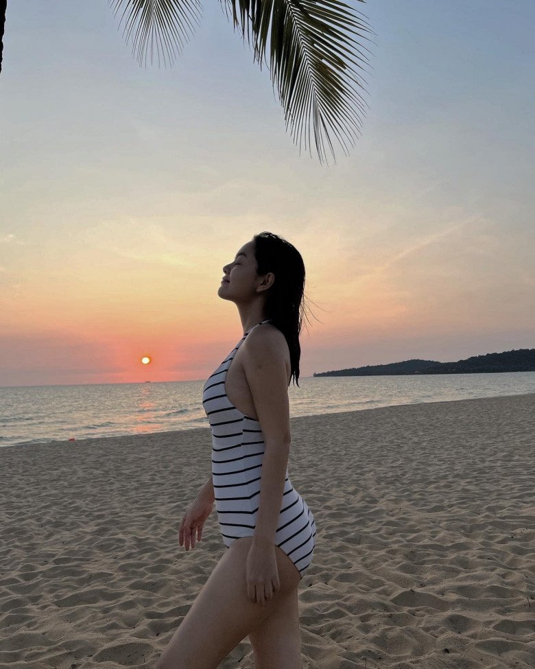 In the midst of the pregnancy scandal, Pham Quynh Anh amp;#34;says amp;#34;  bikini photo release showing off cool skin - 4