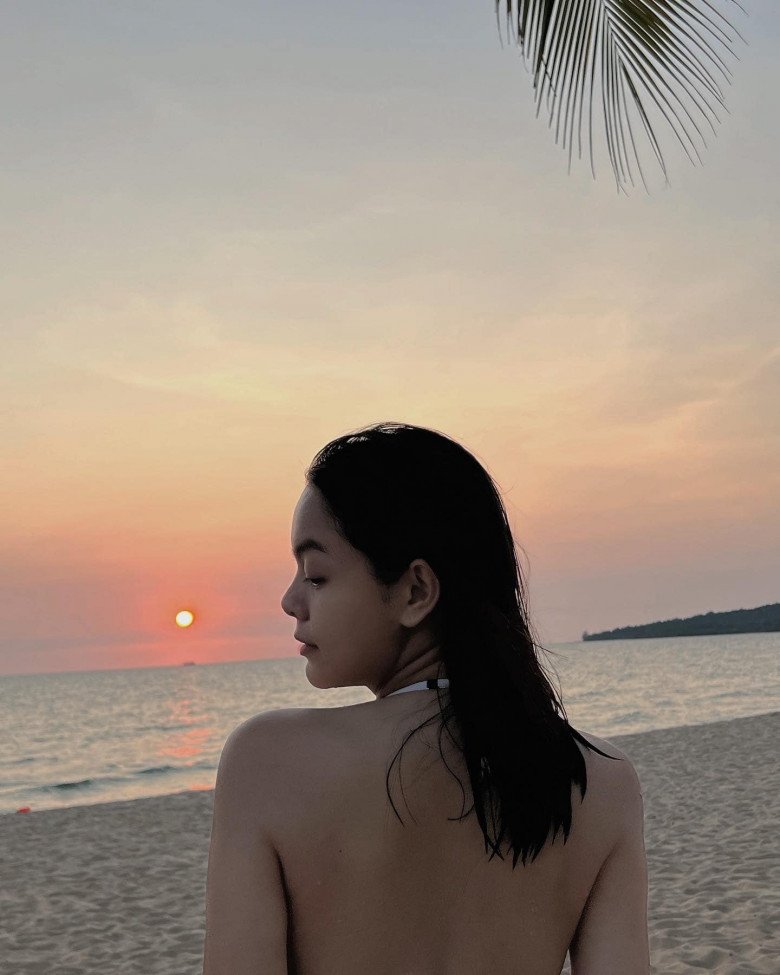 In the midst of the pregnancy scandal, Pham Quynh Anh amp;#34;says amp;#34;  bikini photo release showing off cool skin - 1