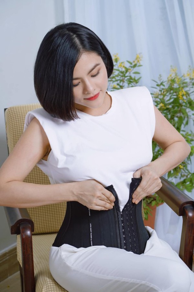 After giving birth to twins with her overseas Vietnamese husband, Van Trang tries ao dai to run the show, expecting amp;#34;fall back amp;#34;  - 6
