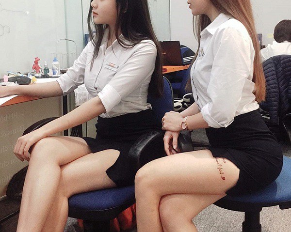 Wearing clothes that show off their skin at work, office sisters make coworkers blush - 5