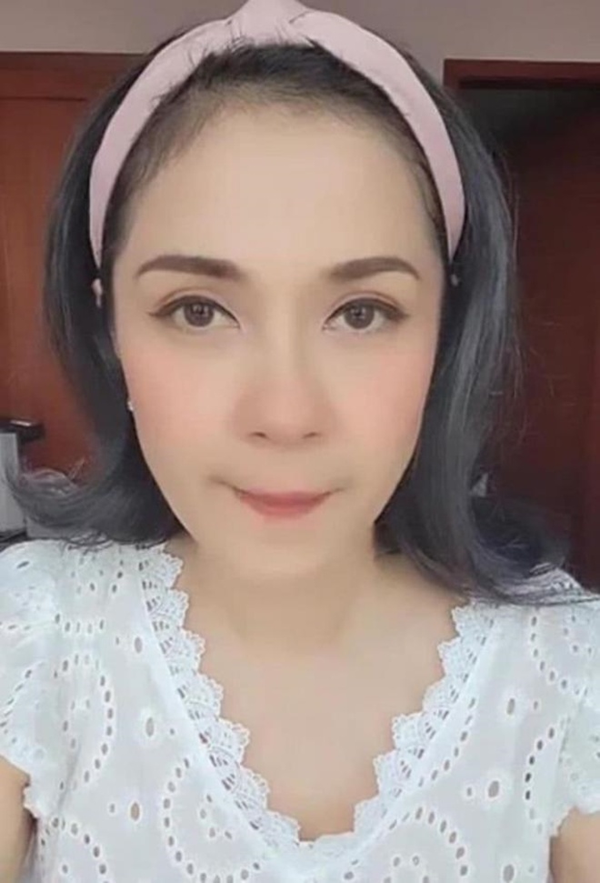 Việt Trinh khó chịu khi nhận được những câu hỏi vô duyên trên livestream.