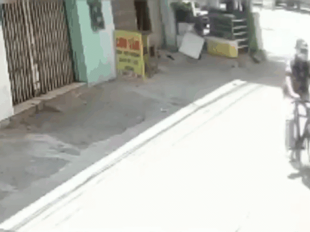 Clip Eva - Clip: Trộm bỏ lại xe đạp để "cuỗm" xe máy và cái kết đầy hài hước