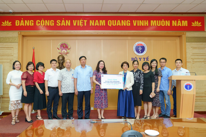 More than 150 billion VND for fighting Covid 19 given to society by Sao Thai Duong - 1