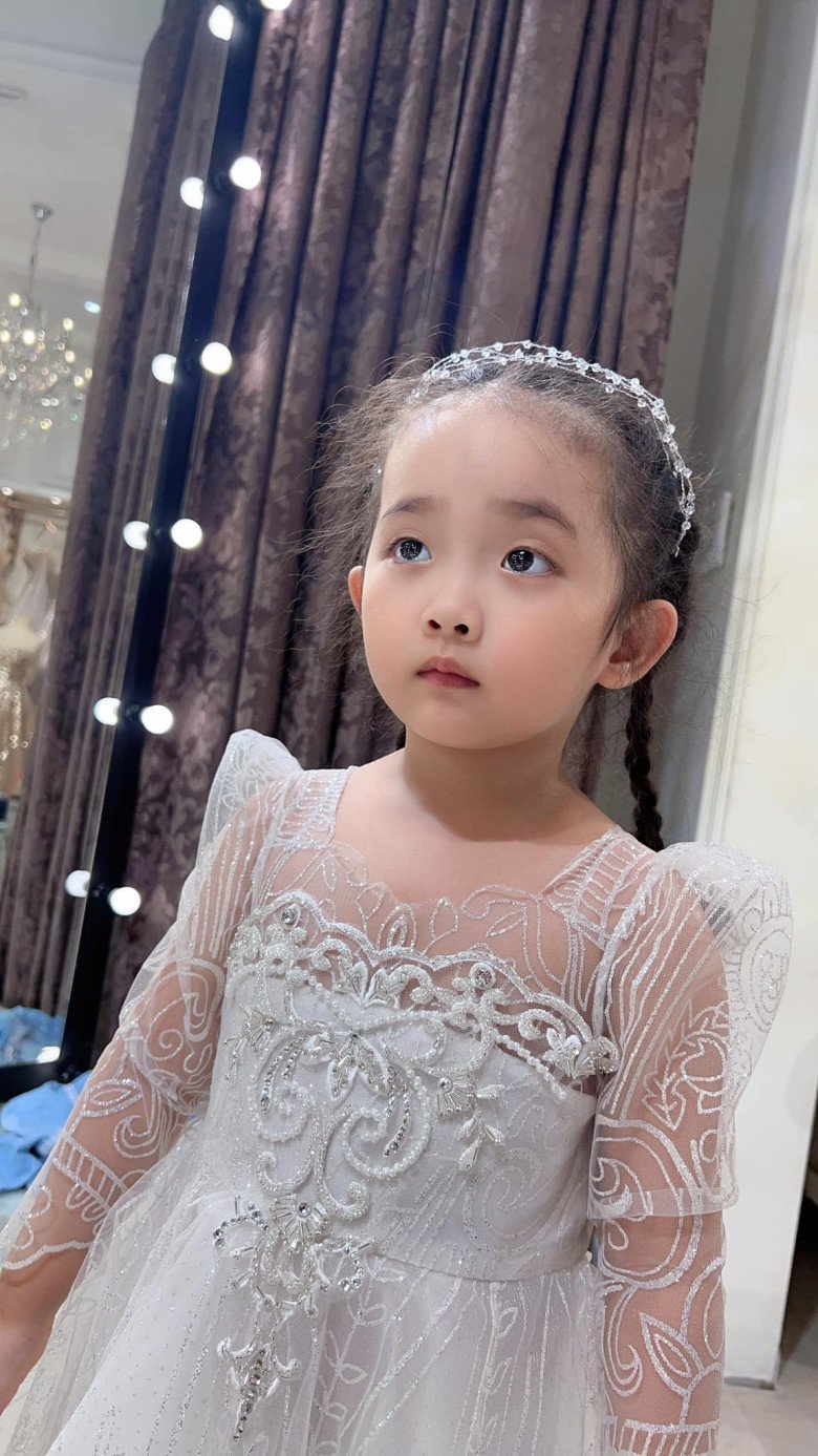 Con gái Khánh Thi Phan Hiển diện váy cưới xinh như công chúa, gương mặt amp;#34;mợ chảnhamp;#34; cực kiêu sa - 5