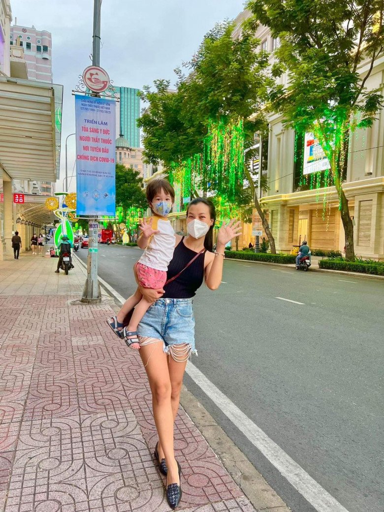 Expensive show MC Hoang Oanh flaunts her Western husband coming to visit his children amid suspicions of divorce - 9