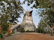 Xem ăn chơi - Nhà thờ hình con gà bí ẩn giữa núi rừng nhưng hoang phế đến lạnh người