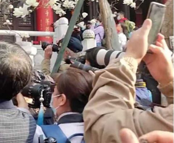 The monk is very handsome with his peak charisma, people flock to the temple to take pictures - 2