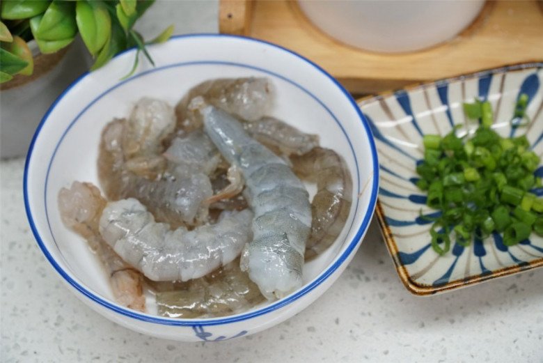 Shrimp cooked without eating forever is also boring, put a piece of peanut for a very tasty dish - 2