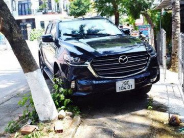 Vợ tử nạn khi đu bám cửa xe ô tô chồng cũ