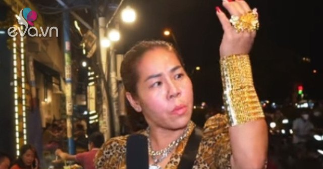 The female giant in Saigon wears 70 gold trees on her body: I ​​wear it for customers who come and ask for business