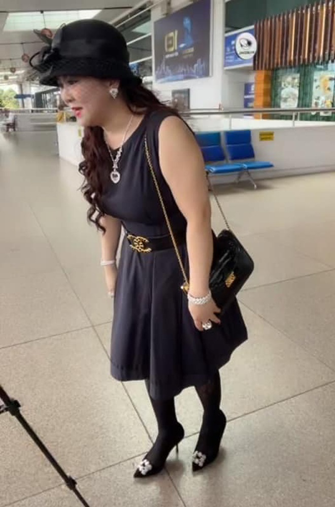 Phuong Hang goes to the airport with a noble tree like a royal family, but still stands out - 3